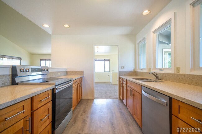 Building Photo - Beautiful and Large 3 bedroom 2.5 bath SFH...