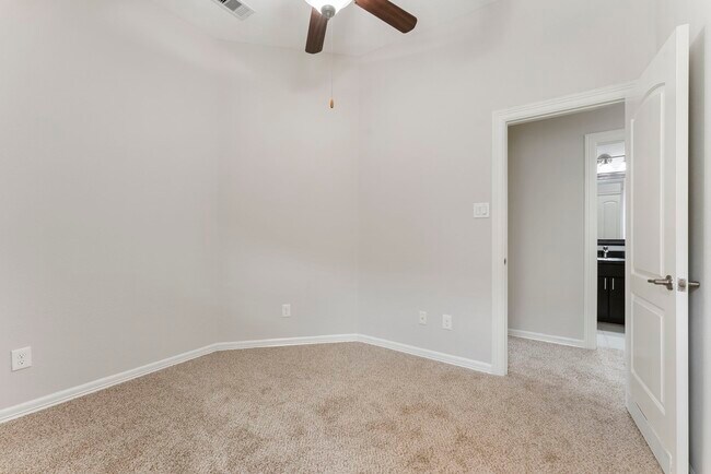 Building Photo - 31 Aventura Pl