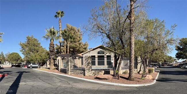 Building Photo - 2750 S Durango Dr