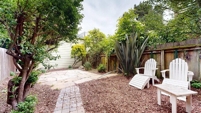 Building Photo - Convenient & Large 2BR/1BA Flat w/ In Unit Laundry & Dishwasher