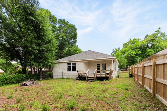 Building Photo - 203 8th Ave