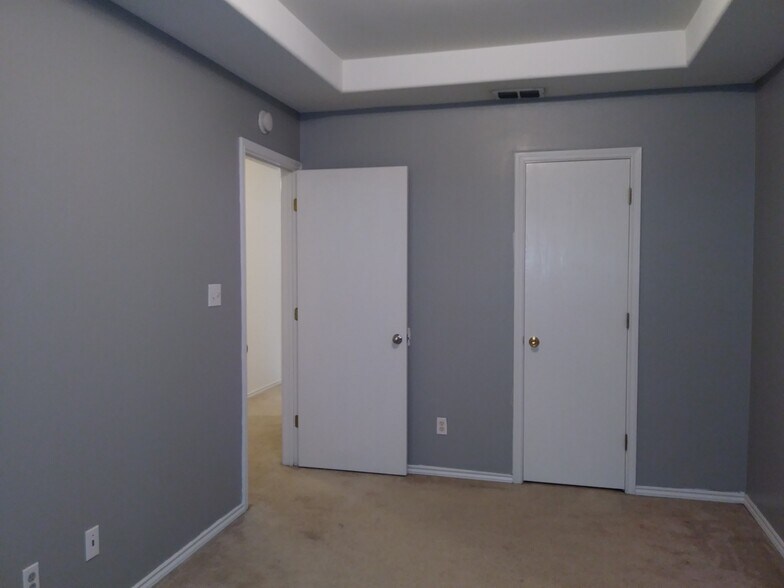 Room 4 - 2381 Hamburg St
