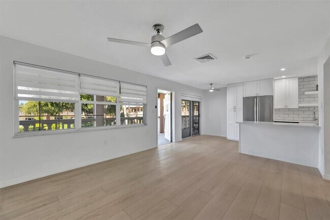 Building Photo - 650 Pinellas Point Dr S
