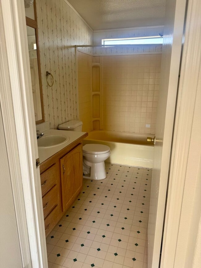 Building Photo - 3 bedroom 2.5 bath home with fenced yard and garage