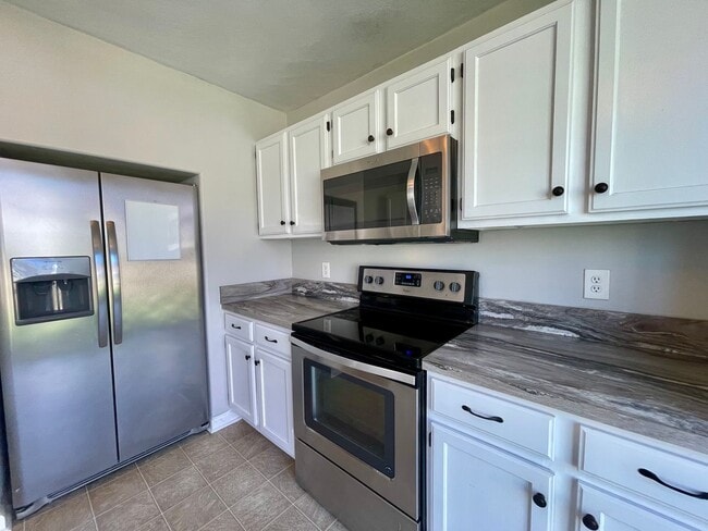 Building Photo - Soaring Ceilings & Spacious Living in Western Branch