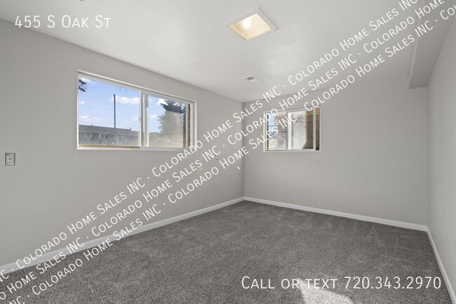Building Photo - 455 S Oak St