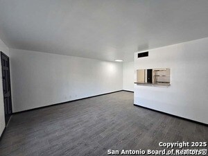 Building Photo - 8401 N New Braunfels Ave