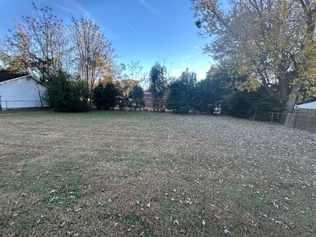 Building Photo - 1914 W Oakland-FULLY RENOVATED- 3 BEDROOM, 1 BATHROOM