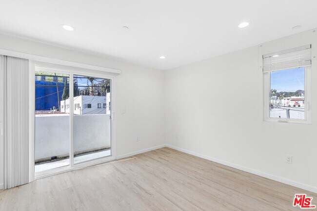 Building Photo - 1409 N Hobart Blvd