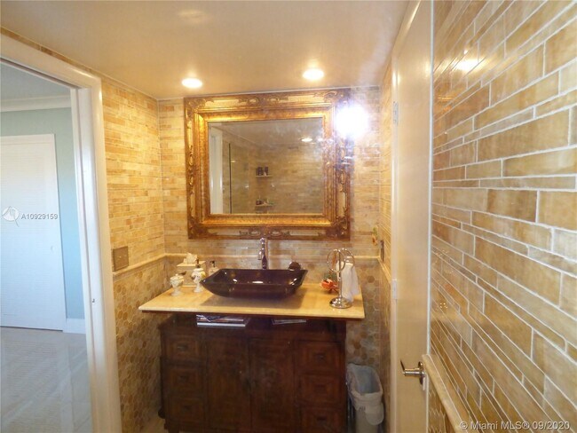 Building Photo - 1523 E Hillsboro Blvd