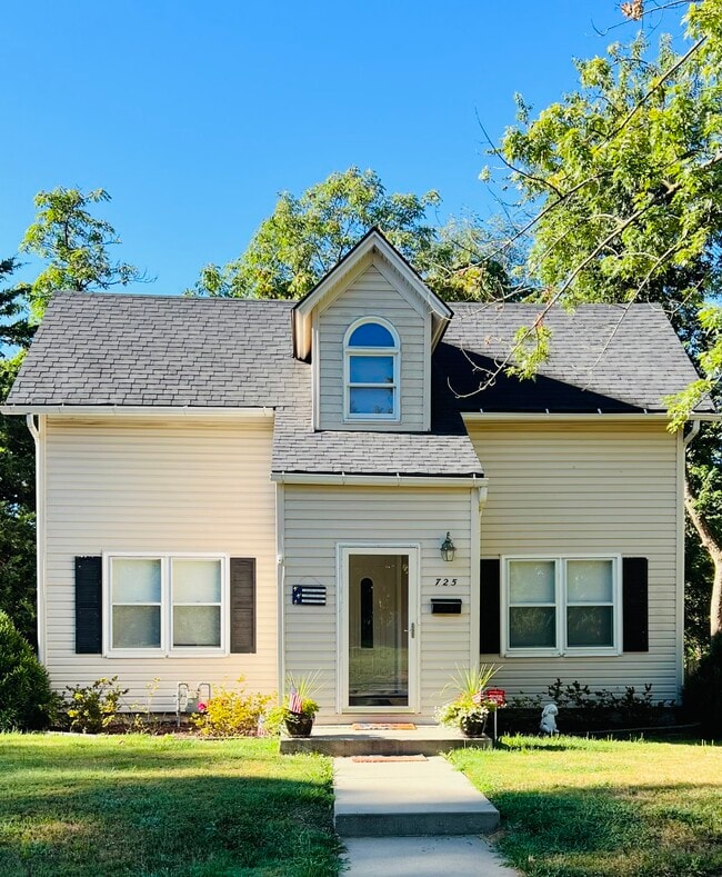 Primary Photo - 725 Michigan St