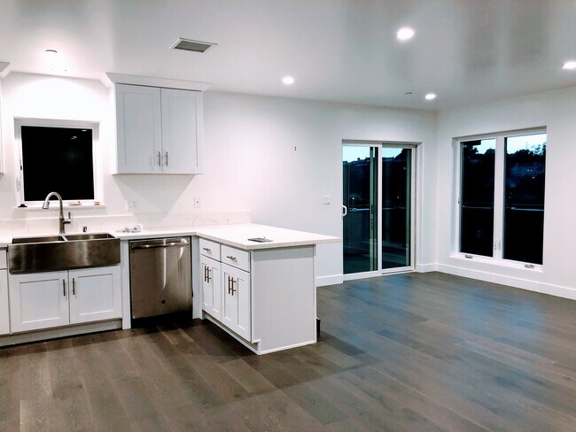 Large great room. - 2154 Fargo St