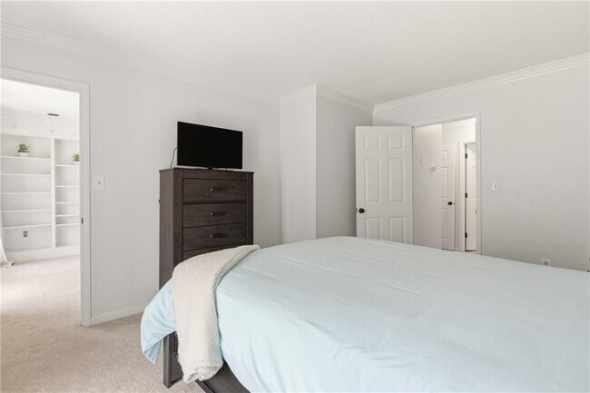 Building Photo - 24307 Plantation Dr NE