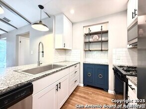 Building Photo - 204 Royal Dr