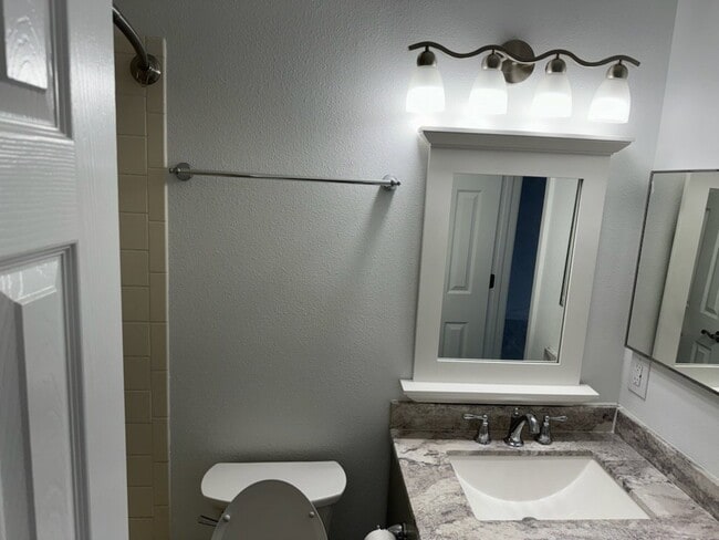 Building Photo - 3 bedroom - Descendant