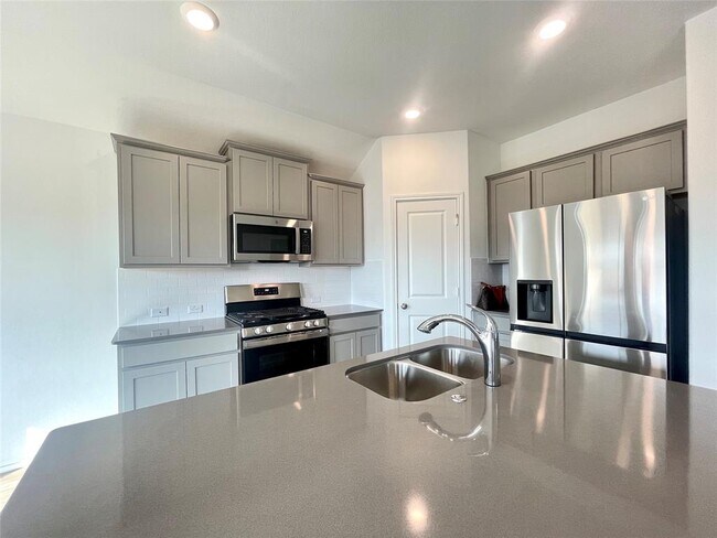 Building Photo - 431 Sebring Cir