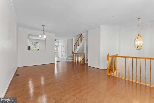 Building Photo - 702 Anoosh Ct