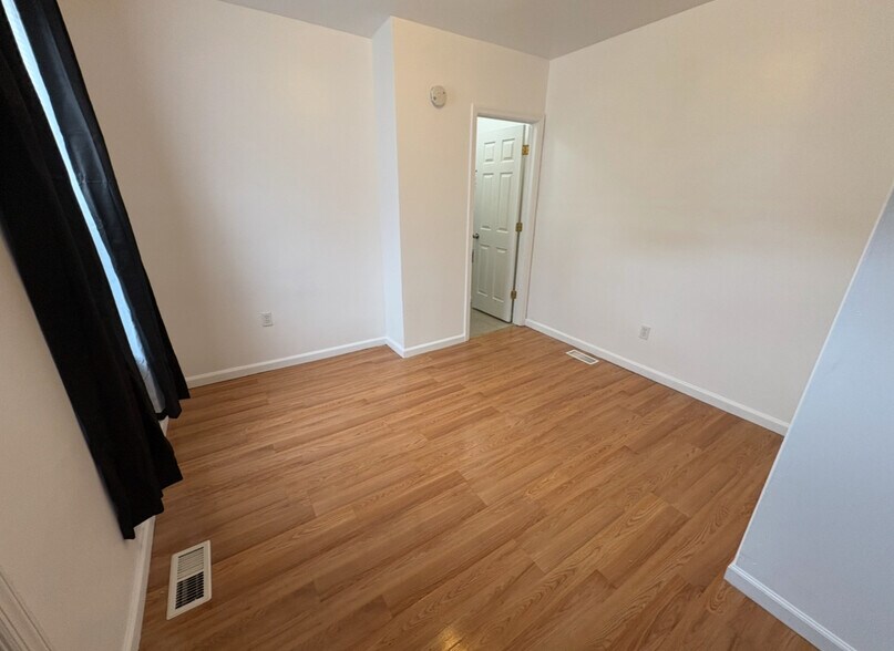 main room - 537 Schiller Ave