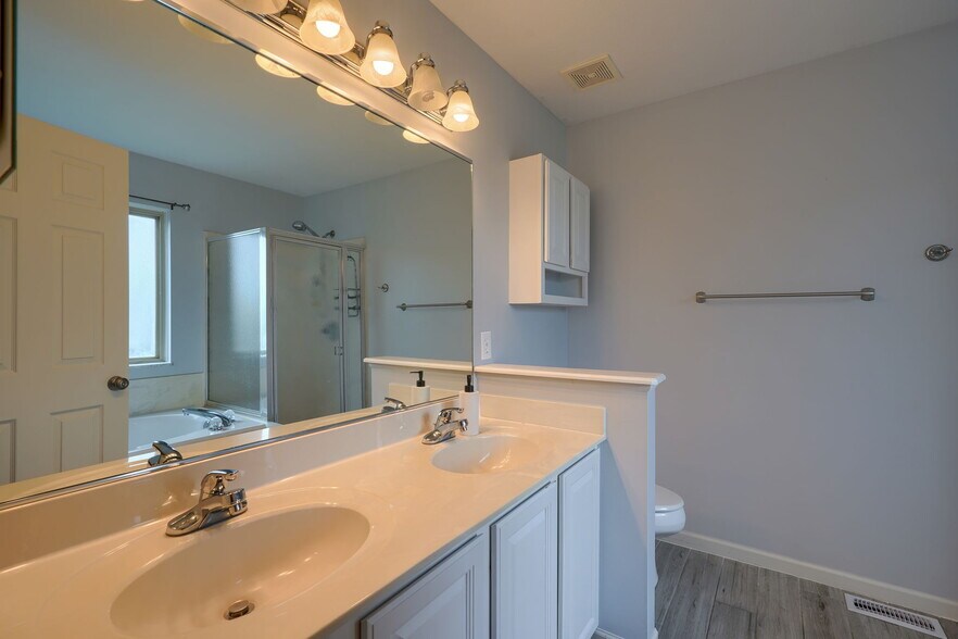 Building Photo - 6850 Fox Run Dr