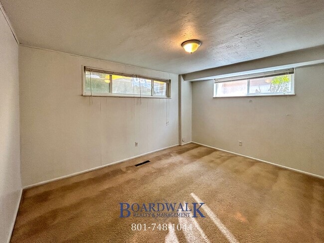 Building Photo - Spacious 3-Bed Basement Apartment in Sandy