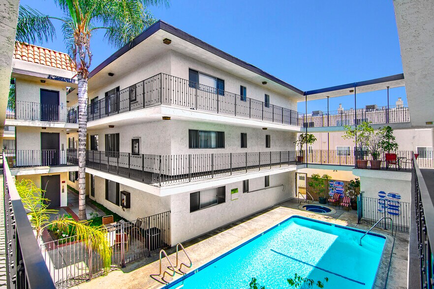 pool area - Zelzah Apartments