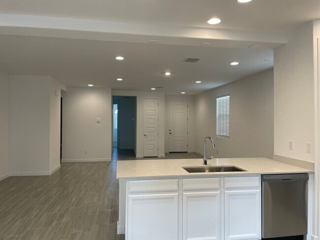 Building Photo - 9343 W Glenrosa Ave