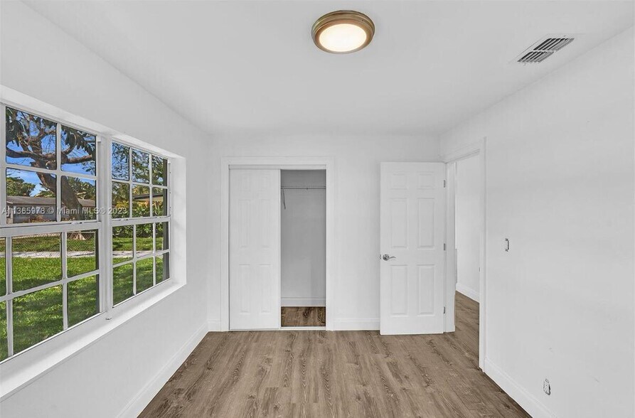 Building Photo - 1150 SW 46th Ave