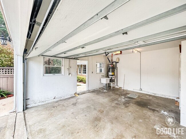 Building Photo - Beautiful 4BD/2.5 BA W/ Updated Bathrooms, A/C, and a Large Backyard in El Cerrito!