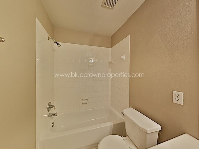 Building Photo - 2440 Kingsley Dr