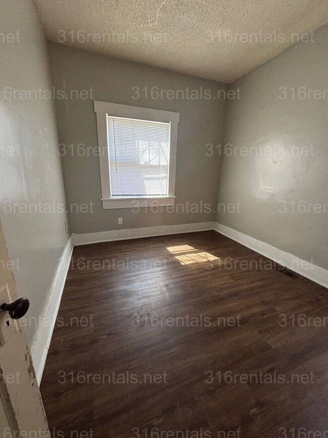 Building Photo - Three bedroom one bath freshly painted house available NOW!