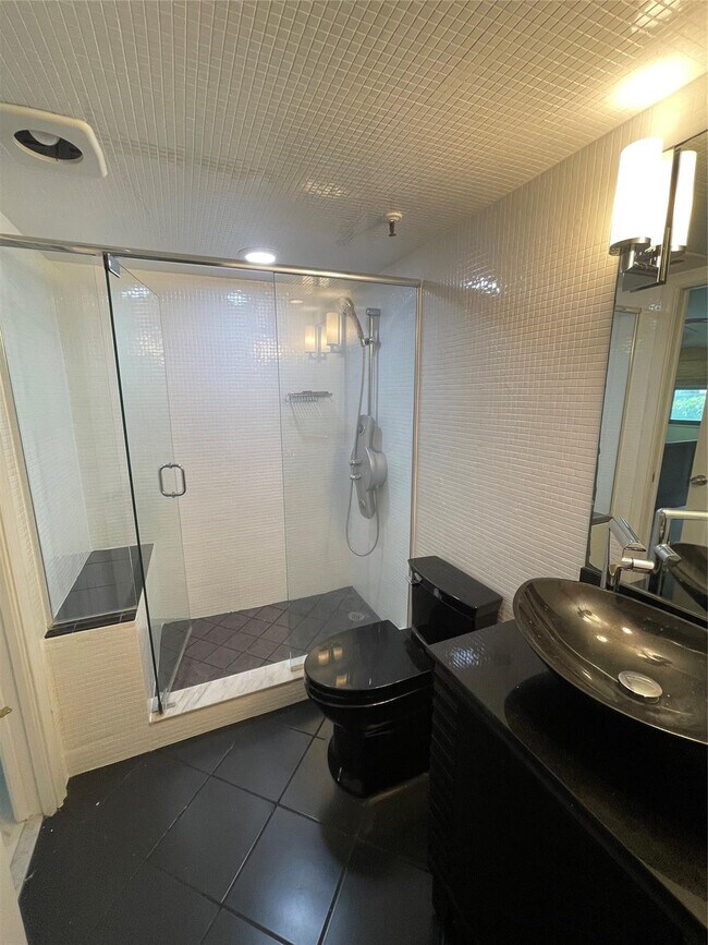 Building Photo - 374 Golfview Rd