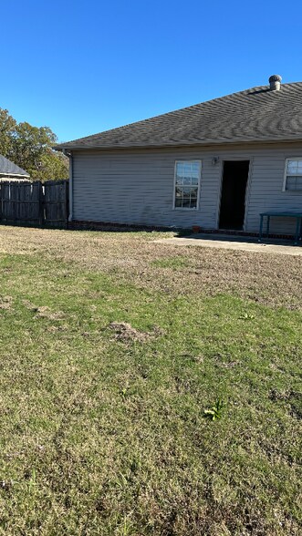 Building Photo - 144 Corbin Cir