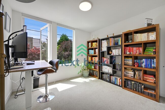 Building Photo - Spacious 3-Bedroom Townhouse in Seattle's Vibrant Heart – 2 Full Baths & 1508 Sq Ft of Comfort!