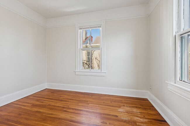 Building Photo - BEAUTIFUL Second Floor Unit in Olde Towne!