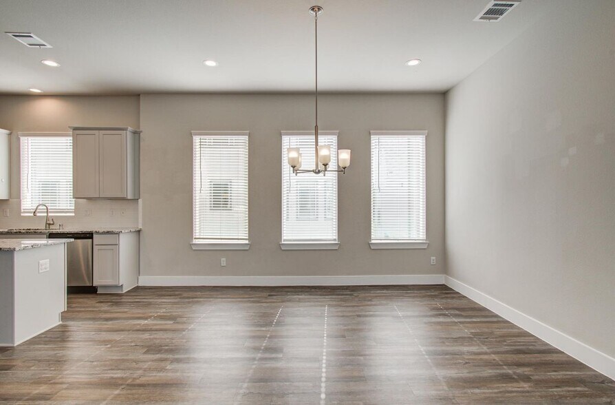 Building Photo - 1741 Cove Cres Ct