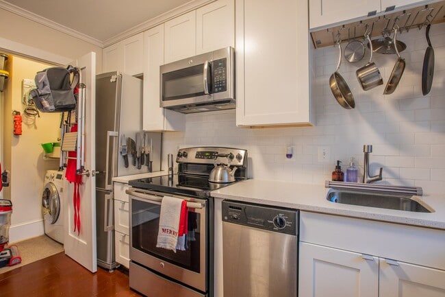 Building Photo - Lovely Studio Condo Unit in Columbia Heights!