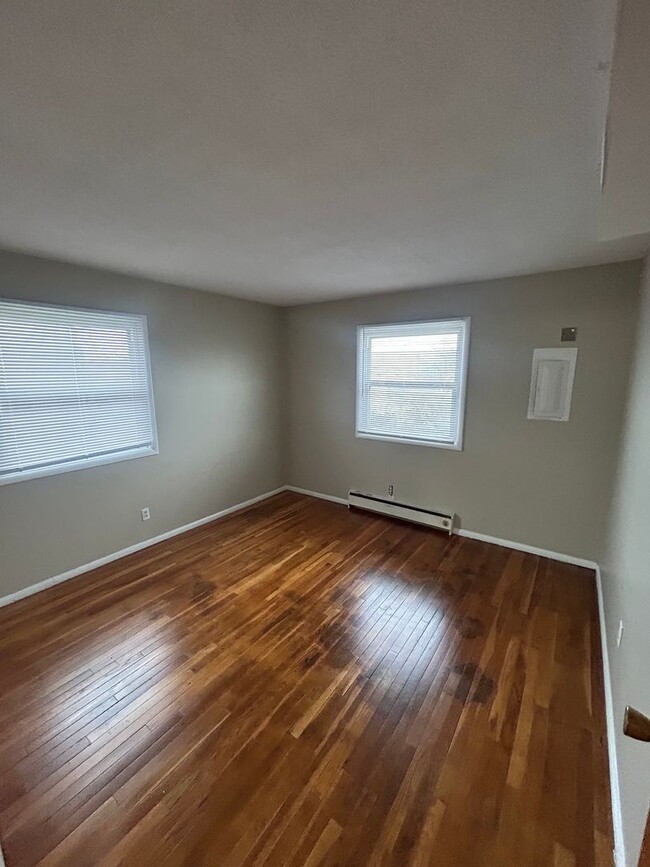 Building Photo - 2 bed 1 bath apartment, hardwood floors, l...