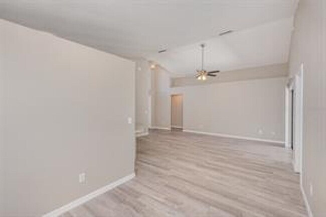 Building Photo - 3 Bedroom / 2 Bath Home Available Now in P...