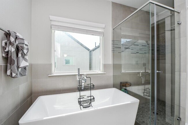 Building Photo - 2010 St Charles St