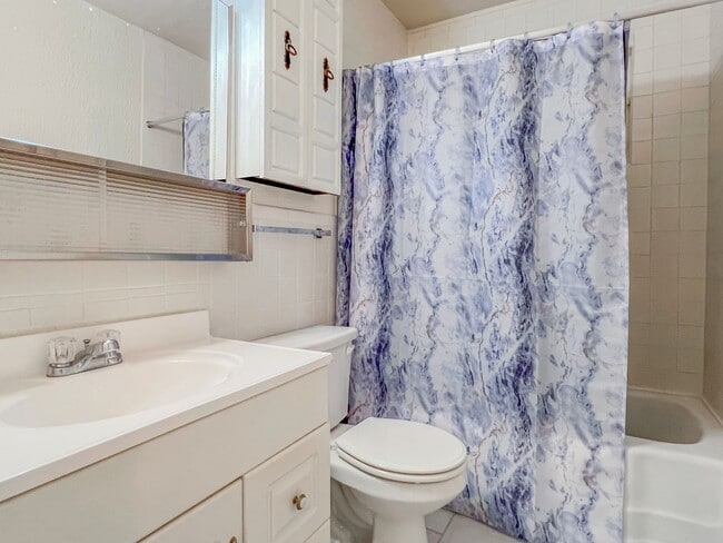 Building Photo - Spacious 3 Bedroom 2 Bath Home on Corner L...