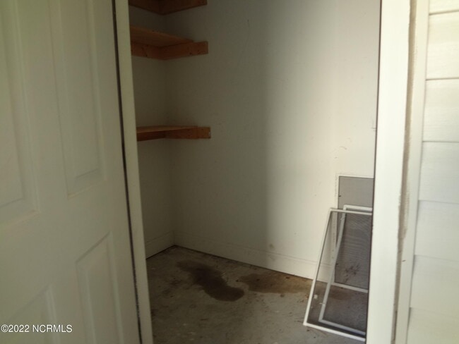 Building Photo - 205 S Pointe Dr