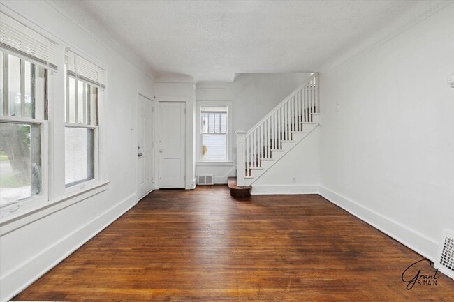 Building Photo - $1,350/month - 3 Bed 1 Bath