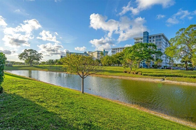 Building Photo - 3813 Greenway Dr