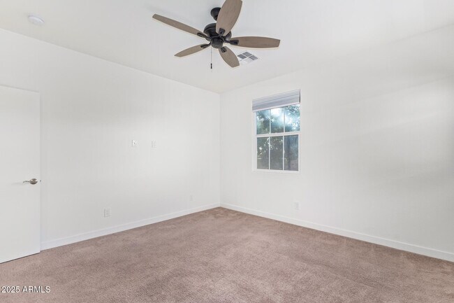 Building Photo - 3218 W Glendale Ave