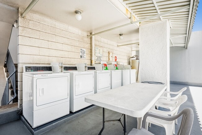 Building Photo - Makiki rental w/parking