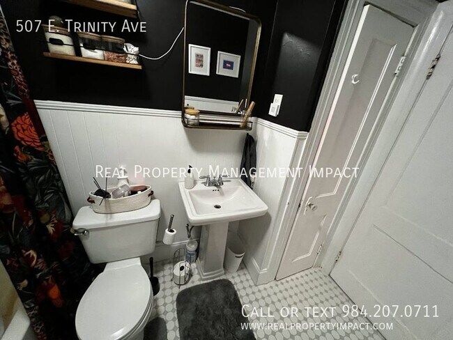 Building Photo - MOVE IN SPECIAL:  $200 OFF RENT Renovated,...