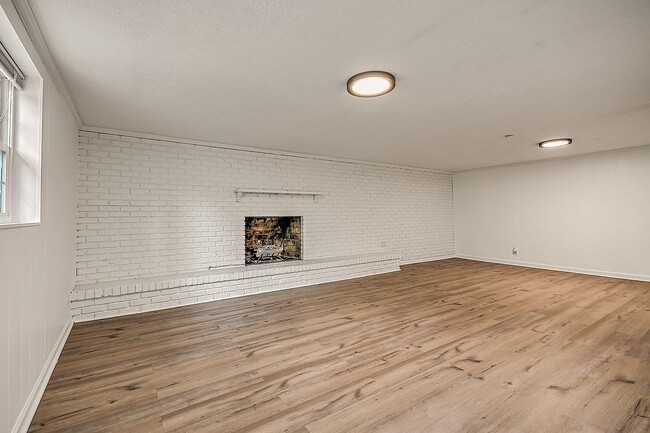 Building Photo - Beautiful split foyer home in Colonial Hei...