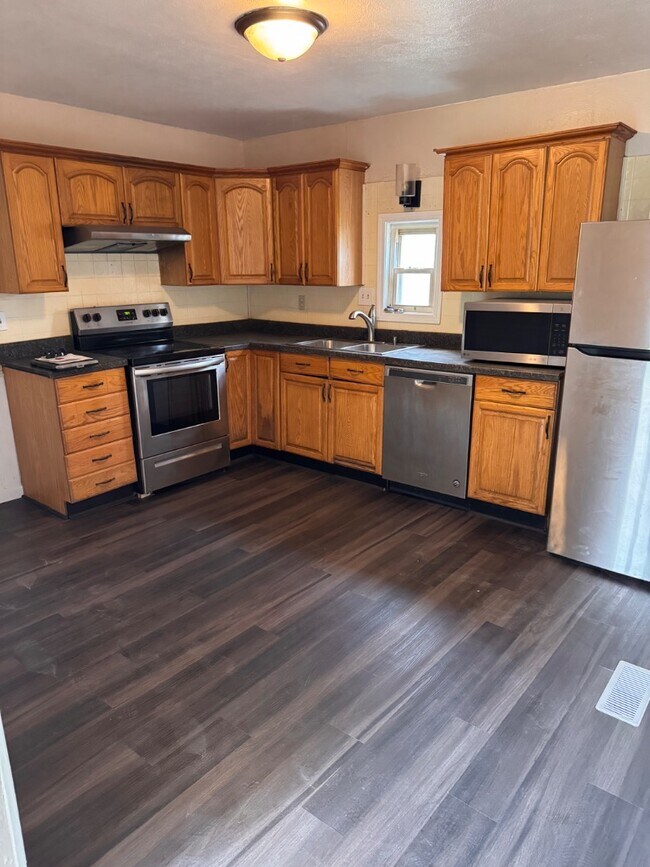 Building Photo - 1305 Davis St