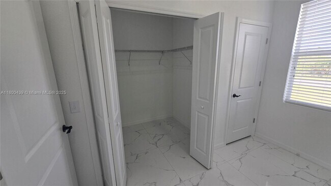 Building Photo - 2809 64