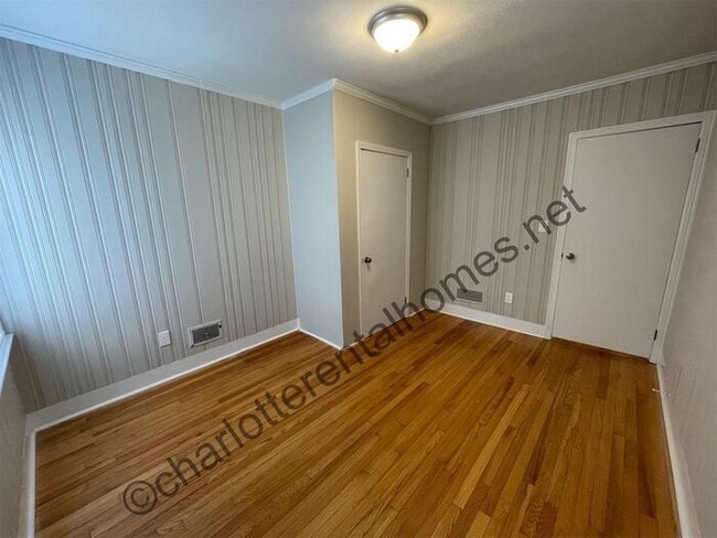 Building Photo - Brick ranch in desirable neighborhood